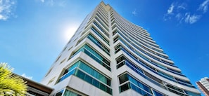 A tall, modern building with a distinctive angular design and multiple balconies. - COBAR0150 - Edificio Top House (Salvador)