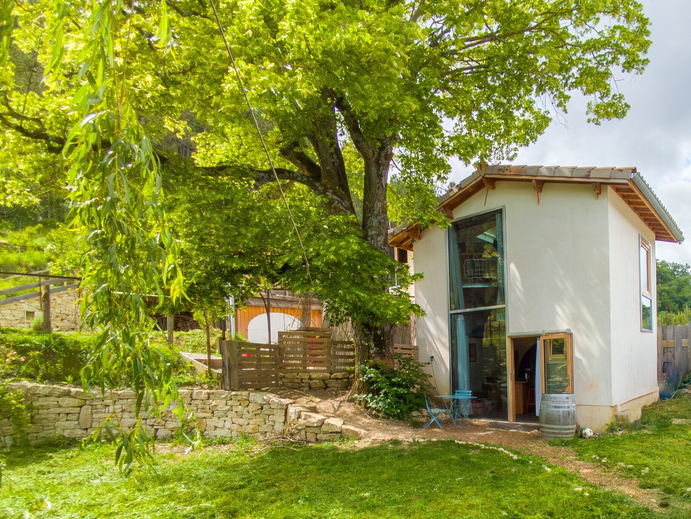 Un petit bâtiment d’un seul étage, doté d’un toit en pente, d’une grande fenêtre et d’une porte.