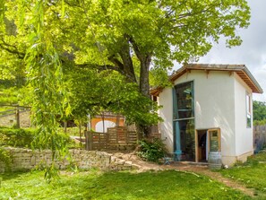 Un petit bâtiment d’un seul étage, doté d’un toit en pente, d’une grande fenêtre et d’une porte.