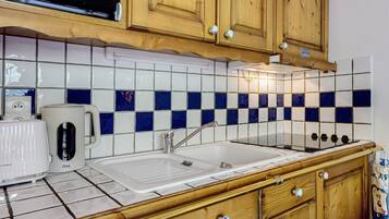 Coffee/tea maker, fridge, microwave, oven