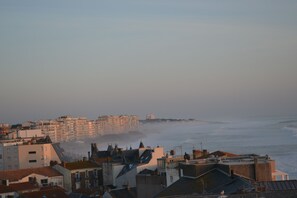 Eine Küstenstadt mit Gebäuden und Blick auf das Meer.