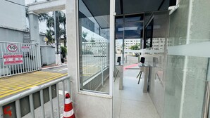 Portilla on nopeusrajoitusmerkki, jalankulkijoiden suojatie ja lippujenmyyntiautomaatti.