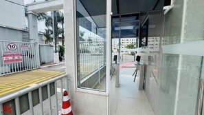 Ein verschlossenes Tor mit Geschwindigkeitsbegrenzung, Zebrastreifen und Fahrkartenautomat.