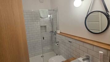 Classic Double Room, Garden View | Bathroom