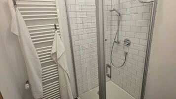 Doppelzimmer, Balkon, Flussblick | Badezimmer