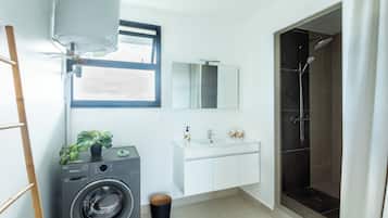 Apartemen Comfort, balkon, pemandangan gunung | Kamar mandi