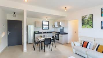 Apartemen Comfort, balkon, pemandangan gunung | Dapur pribadi | Mesin espresso, mesin pembuat kopi/teh, dan ketel listrik