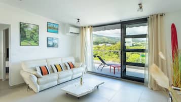 Apartemen Comfort, balkon, pemandangan gunung | Area keluarga | Televisi LED 130-cm dengan saluran TV kabel