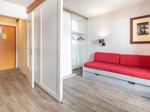 A room with a bed, a wardrobe, a coat rack, and a framed picture on the wall. - Studio Tignes, walk-to-ski, mountain views (Tignes)
