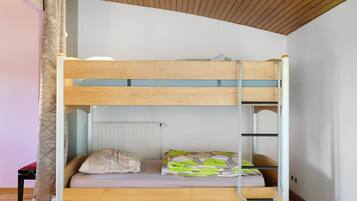 8 bedrooms, iron/ironing board, WiFi