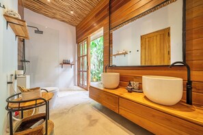 Villa luxueuse, vue sur la piscine | Salle de bain | Peignoirs, pantoufles, bidet