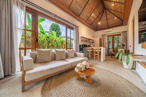 Villa luxueuse, vue sur la piscine | Aire de séjour | Téléviseur connecté de 50 po avec télévision numérique