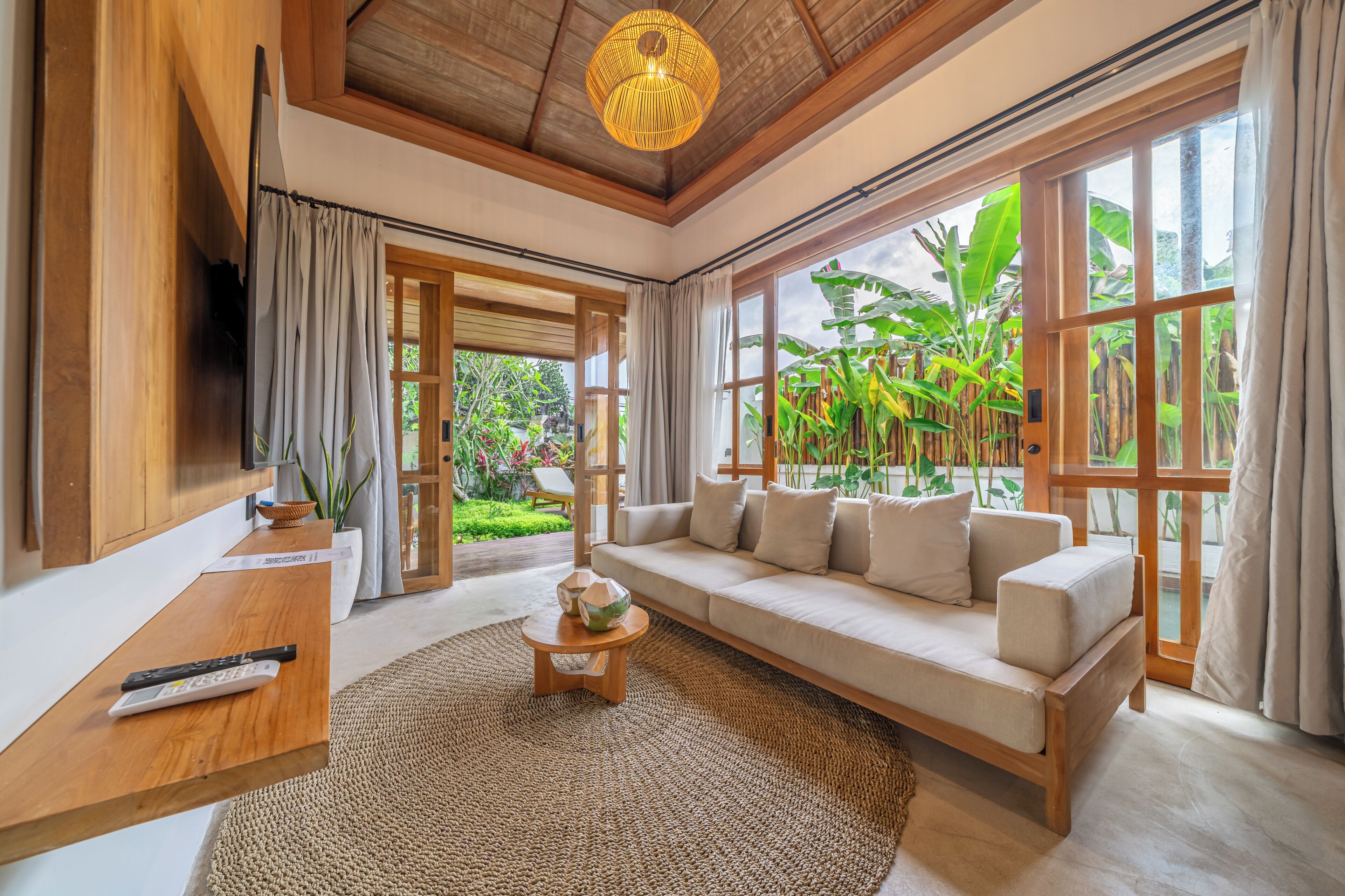 Luxury Villa, Pool View | Living area