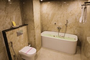 Suite de lujo, vista a la ciudad | Baño | Amenidades de baño gratuitas, secadora de cabello, toallas, jabón 