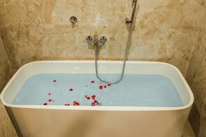 Luxury Suite, City View | Bathroom - Briddhishree Palace (Guwahati)