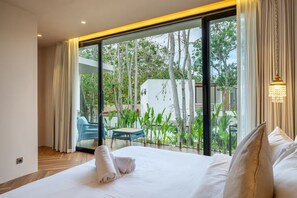 Camera da letto con una grande finestra, un letto e vista su un giardino.