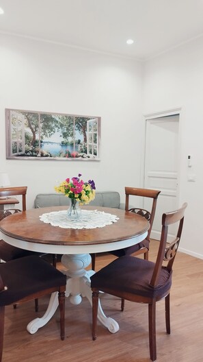 Dining - The House of Empress Constance apartment near the Zisa (Palermo)