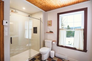 Zimmer, 1 Queen-Bett, Gartenblick | Badezimmer | Dusche, Haartrockner, Handtücher, Seife
