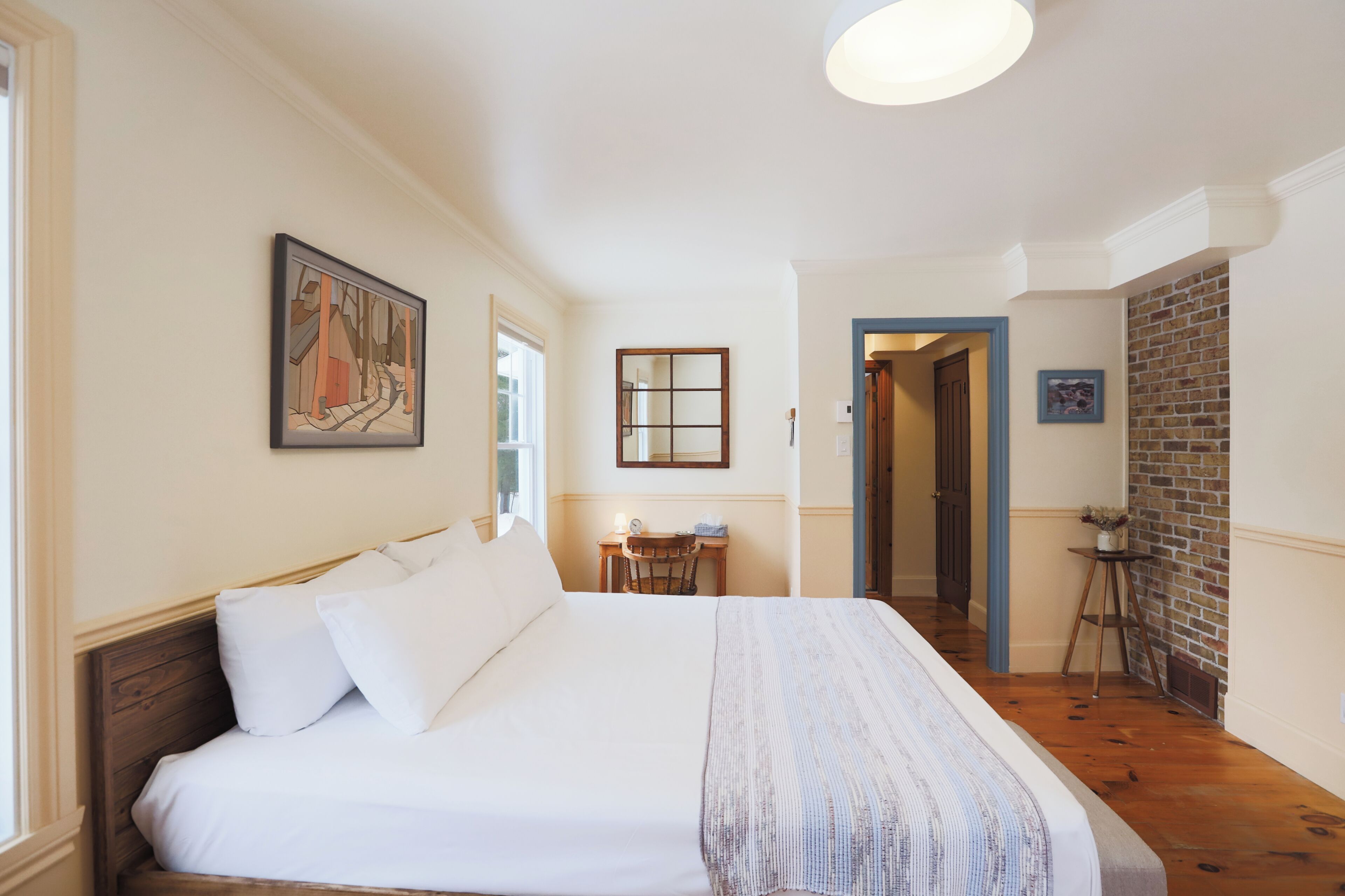 Une chambre à coucher avec un lit, un bureau et une chaise.
