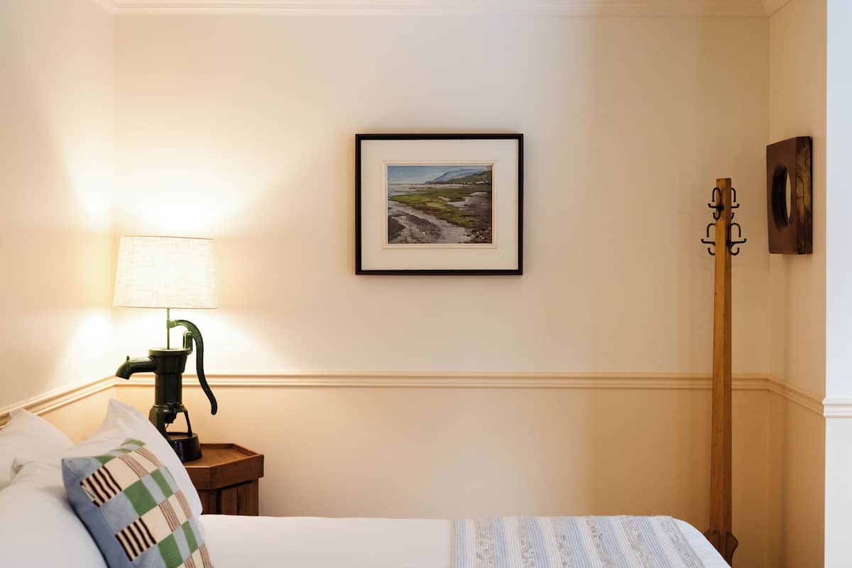 Free WiFi, individually decorated, individually furnished, bed sheets