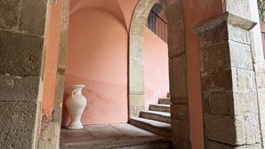A stone corridor with arches, a vase, and a staircase. - Holiday home in the historic centre of Fuscaldo Paese (Fuscaldo)