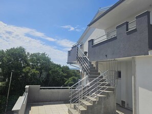 Ein modernes Gebäude mit einer Treppe, die zu einer oberen Ebene führt.