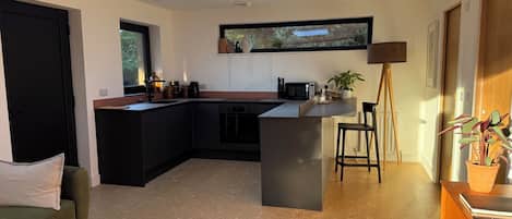 Cottage | Cuisine privée | Lave-vaisselle, batterie de cuisine, vaisselle et ustensiles