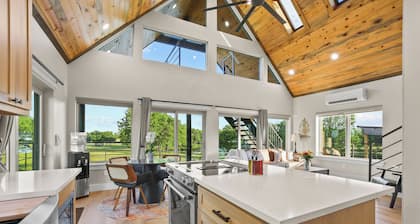 Luxury Ranch Retreat, Hot Tub, Private Fishing Pond, Longhorns, Sleeps 6