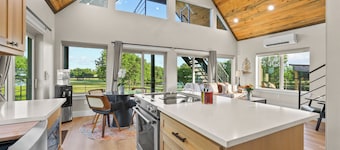 Luxury Ranch Retreat, Hot Tub, Private Fishing Pond, Longhorns, Sleeps 6