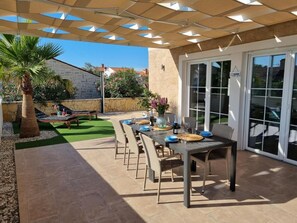 Outdoor dining - Villa Sunset Medulin with sea view & sun terrace (Medulin)