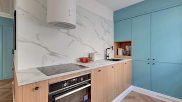 Deluxe Apartment, Balcony, Courtyard View | Private kitchen