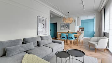 Leilighet – deluxe, balkong, bakgårdsutsikt | Oppholdsområde | En 40-tommers Flatskjerm-TV med kabel-kanaler