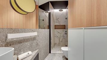 Appartement Deluxe, balcon, vue cour intérieure | Salle de bain