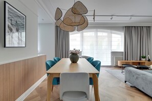 Deluxe Apartment, Balcony, Courtyard View | Tempat makan