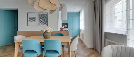 Departamento Deluxe, balcón, vista al patio | Restaurantes