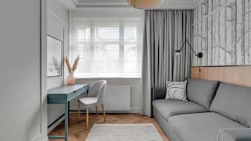 Leilighet – deluxe, balkong, bakgårdsutsikt | Oppholdsområde | En 40-tommers Flatskjerm-TV med kabel-kanaler
