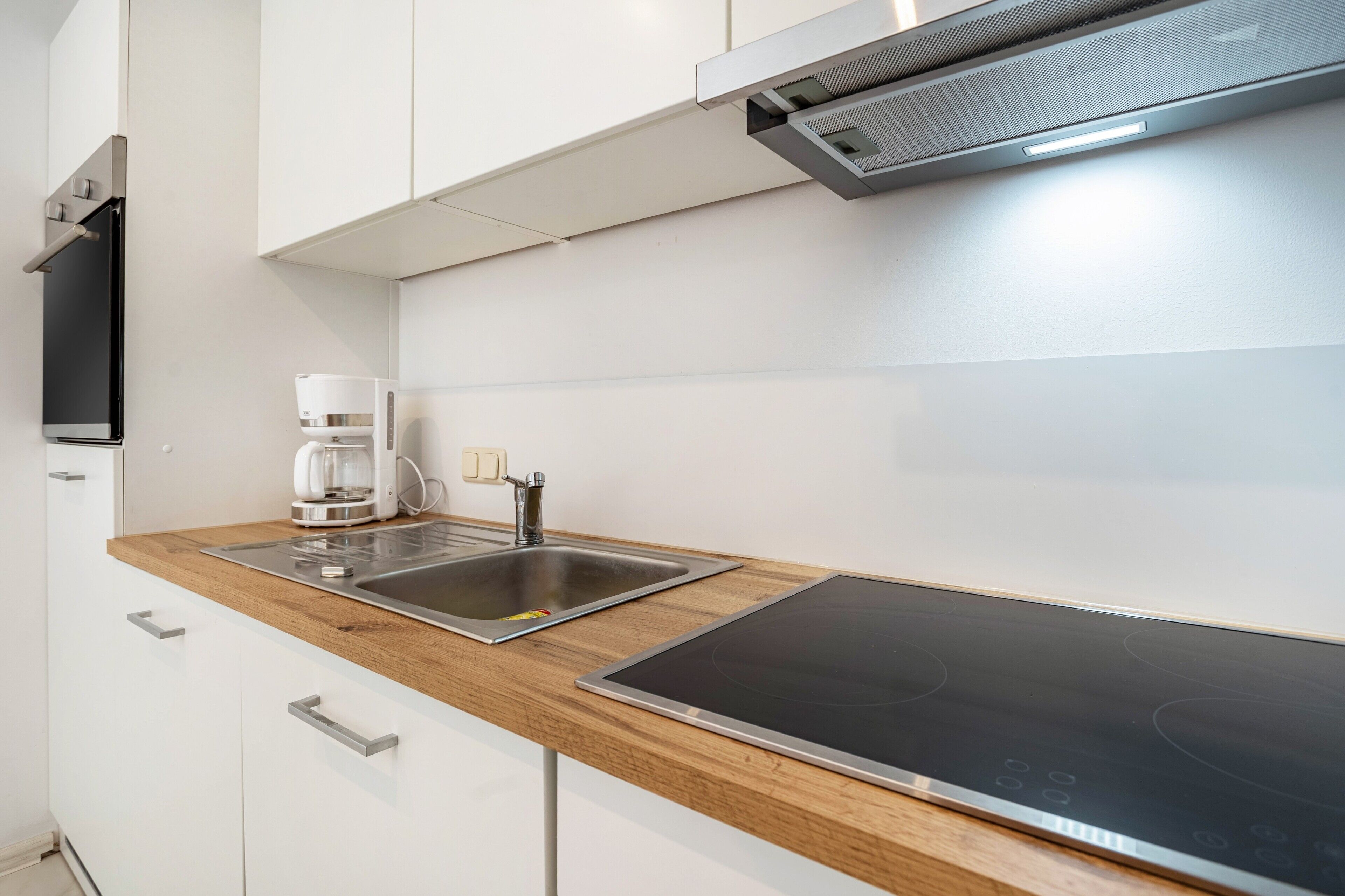 Frigorífico, horno, placa de cocina y lavavajillas