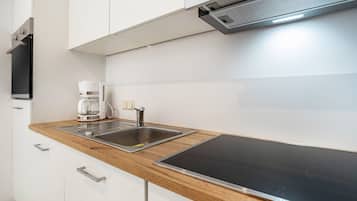 Frigorífico, horno, placa de cocina y lavavajillas