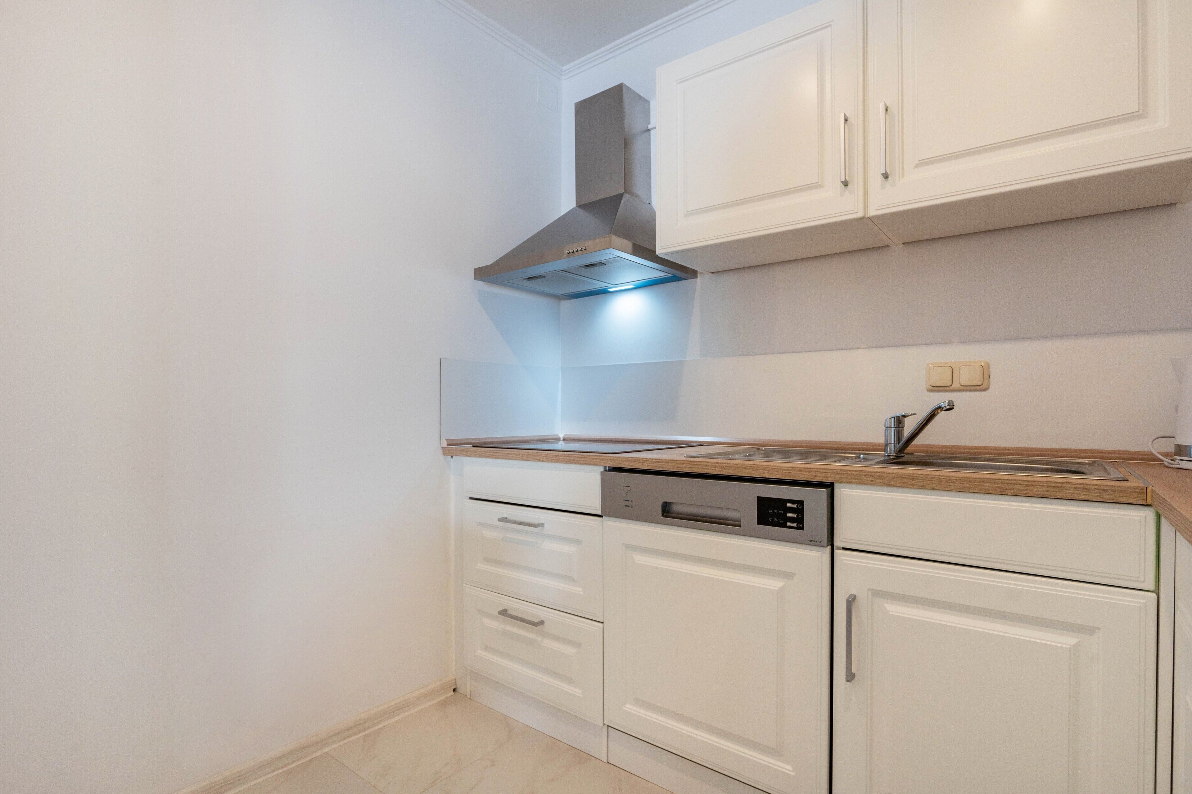 Fridge, oven, stovetop, coffee/tea maker