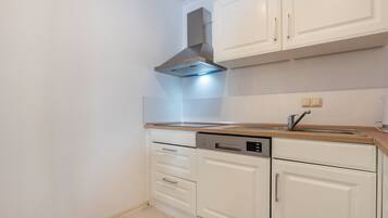Fridge, oven, stovetop, coffee/tea maker