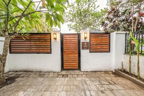 Luxe villa, uitzicht op zwembad | Terrein van de accommodatie