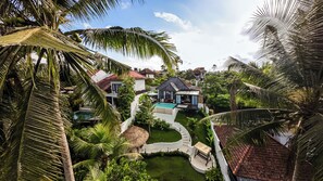 Luxe villa, uitzicht op zwembad | Terrein van de accommodatie