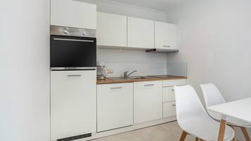 Fridge, oven, stovetop, coffee/tea maker