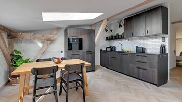 Suite estudio económica, vista a la ciudad | Restaurantes