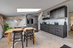 Studiosvit Economy - utsikt mot staden | Restauranger