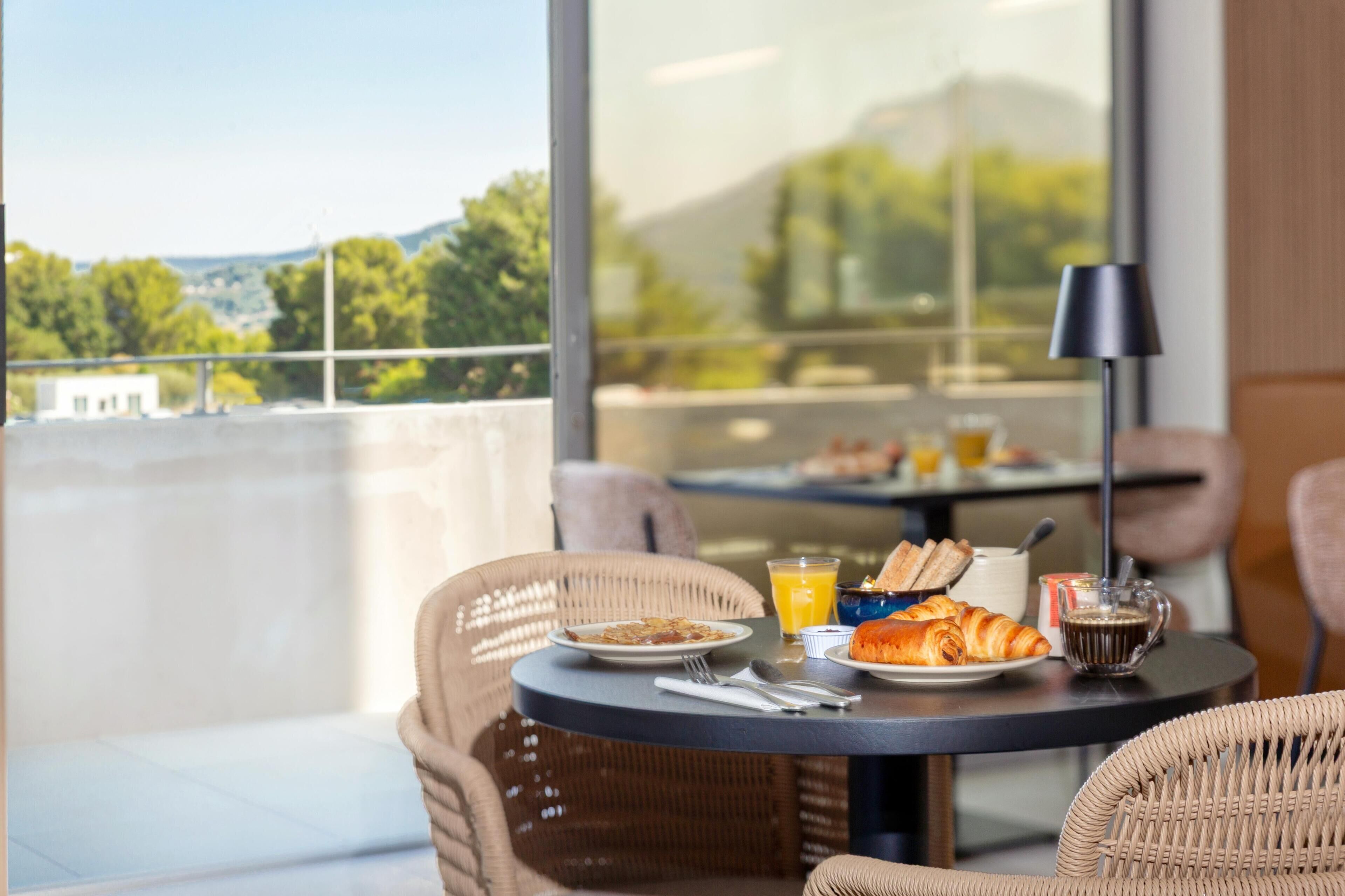 Se ofrece un desayuno bufé todos los días (por un coste adicional)