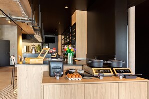 Tägliches Frühstücksbuffet gegen Gebühr