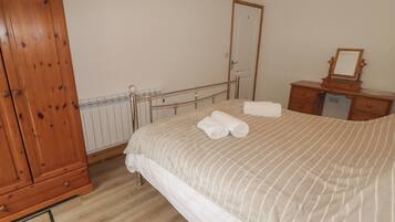 Cottage | 2 bedrooms, WiFi (free), individually decorated, individually furnished