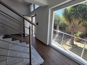 Una escalera moderna con barandillas de metal que conduce a un piso superior.