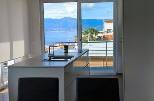 Sea view villa 500m from the beaches and the center of Reggio Calabria